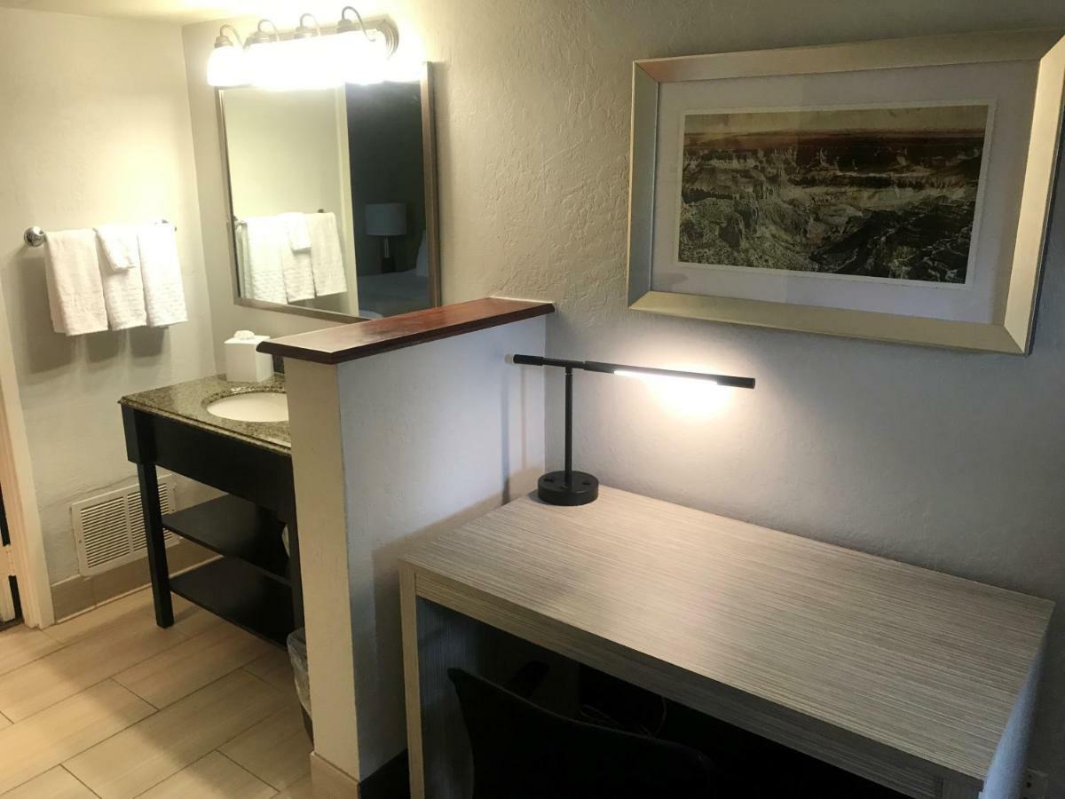 Best Western Innsuites Phoenix Hotel & Suites Exterior foto